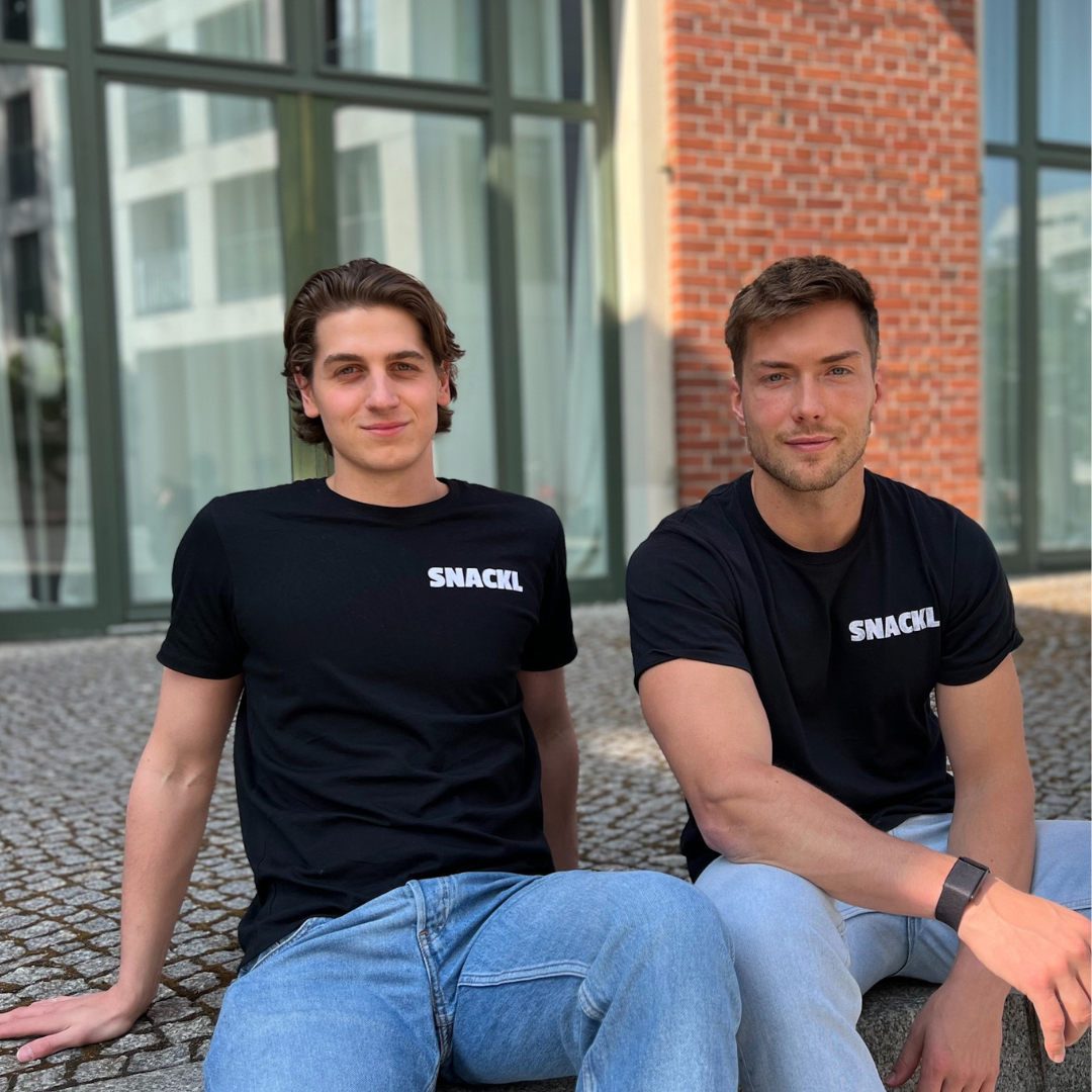 Die SNACKL Gründer Paul Schönborn und Johann Kunz im schwarzen SNACKL Shirt – Unternehmer hinter der Clean Protein Beef Snack Marke.