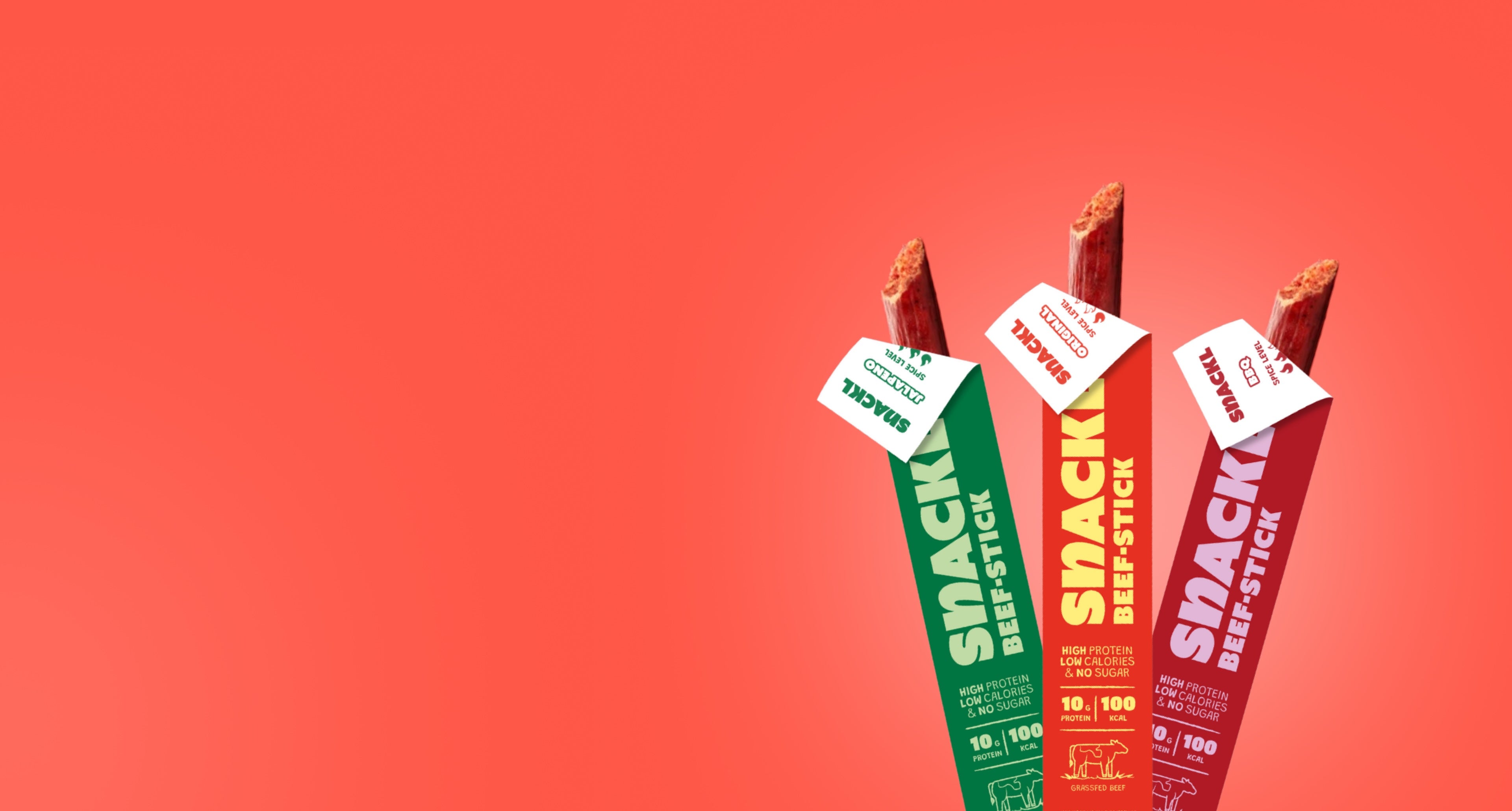 Banner mit drei Snackl Beef Sticks in den Sorten Jalapeno (grün), Original (orange) und BBQ (rot) auf rotem Hintergrund – Fokus auf Verpackung und Branding.